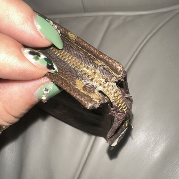 Authentic Louis Vuitton Monogram Toiletry Pouch 26 M47542 - Picture 15 of 15